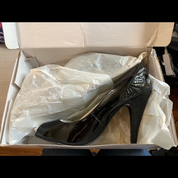 Steve Madden Cienega - black patent leather pumps - new in box! - Picture 3 of 7